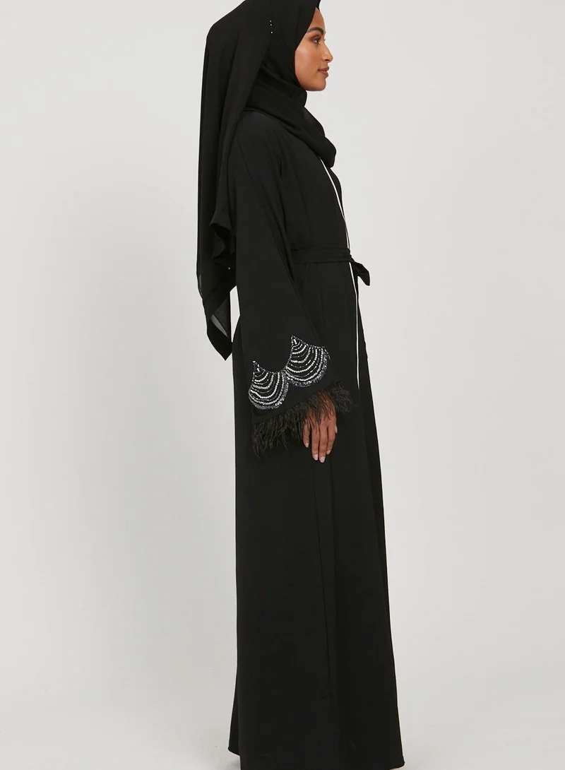 النخبة عباية سوداء أنيقة بحزام وحجاب